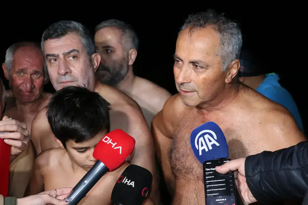 Antalya’da 2026 Yılını Denizde Karşıladılar 4